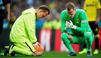 DFB-Keeper Marc-André ter Stegen weint, als er schwer verletzt ausgewechselt wird