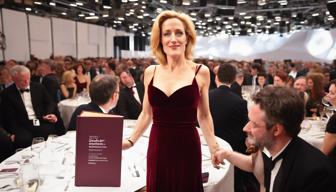 Gillian Anderson glänzt in Burgunder und gewinnt den Booker Prize 2024